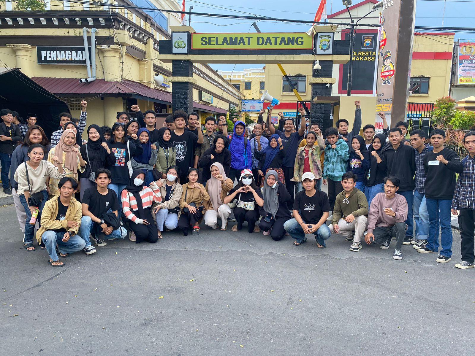 Foto-bersama-mahasiswa-yang-dibebaskan-Polrestabes-Makassar.jpg