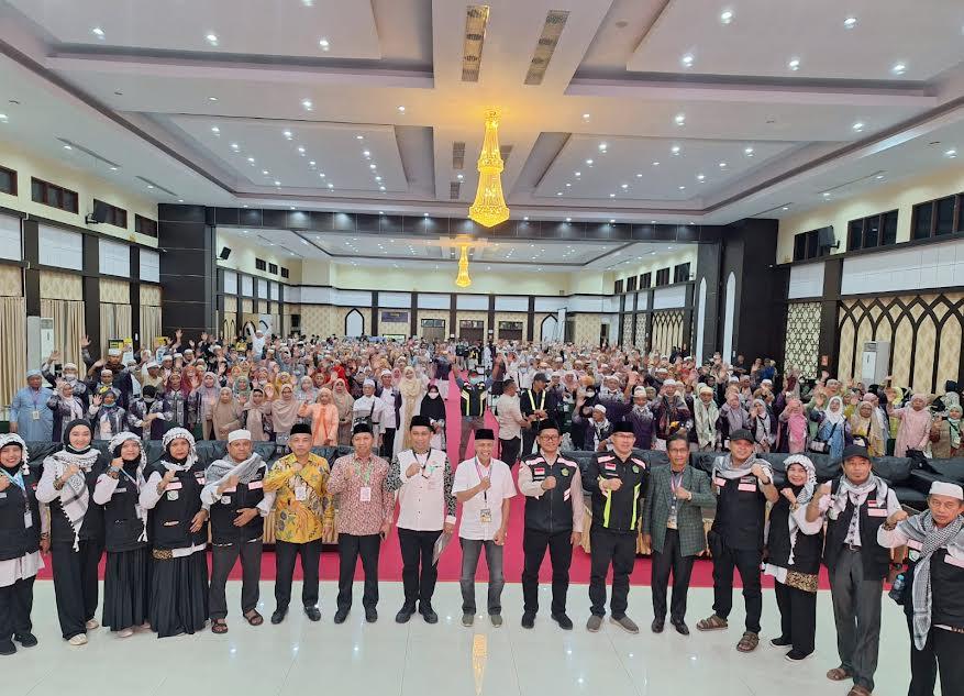 Foto-bersama-petugas-PPIH-Debarkasi-Makassar-bersama-jemaah-haji-kloter-19.jpg