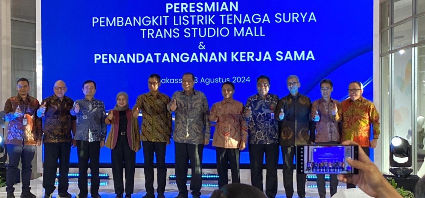 Foto-bersama-usai-peresmian-Pembangkit-Listrik-Tenaga-Surya-PLTS12.jpg