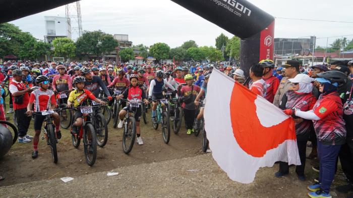 Pengukuhan ISSI Sidrap 2025–2029 Warnai Kemeriahan Gowes Kemerdekaan di Sidrap