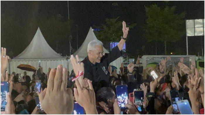 Ganjar-Pranowo-saat-salam-tiga-jari-bersama-relawan-se-Sulsel-di-Kawasan-CPI.jpg