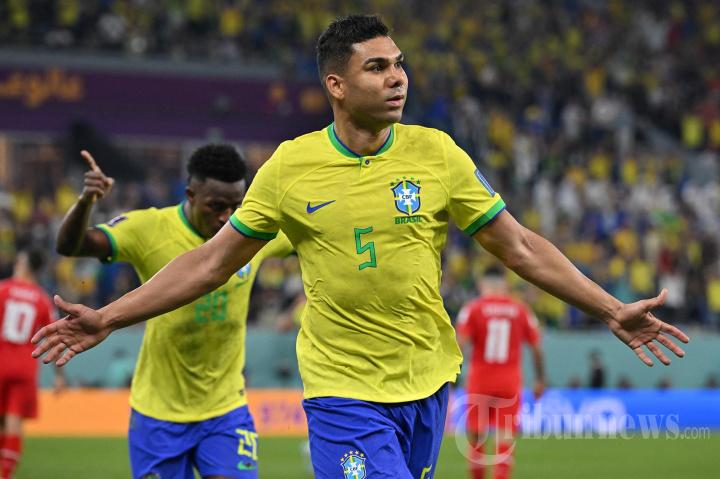 Gelandang-Brasil-Casemiro-merayakan-setelah-dia-mencetak-gol-pertama-timnya.jpg