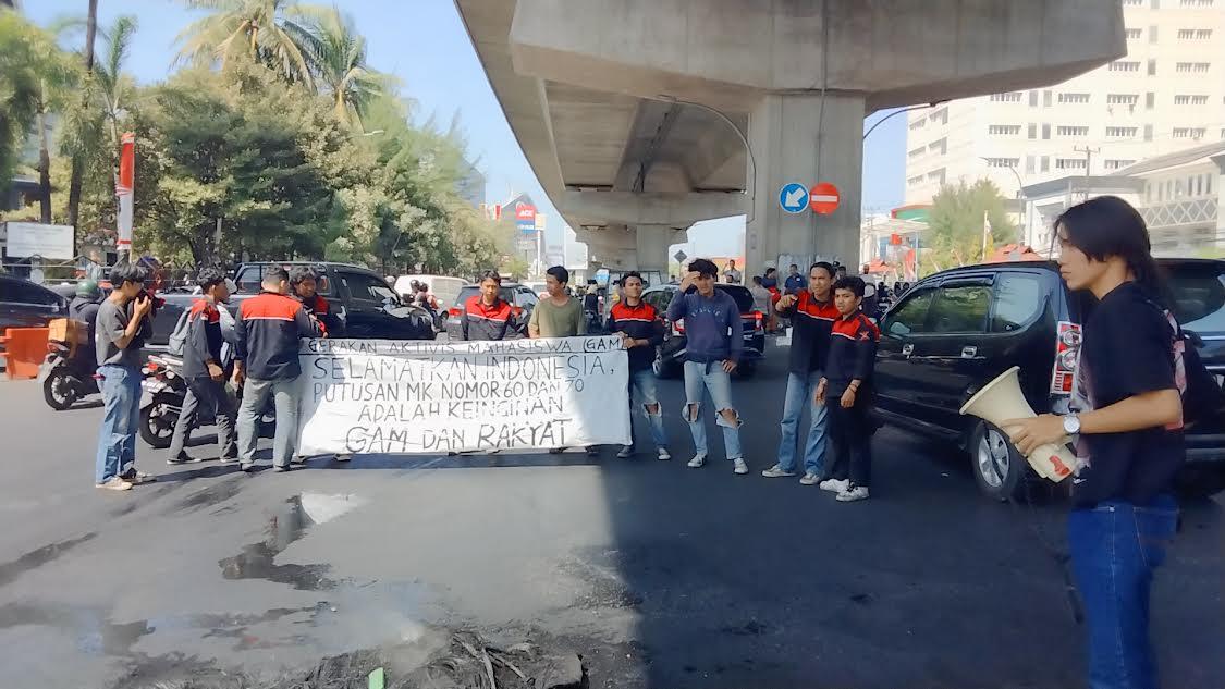 Gerakan-Aktivis-Mahasiswa-GAM-berunjuk-rasa-mengawal-putusan-Mahkamah-Konstitusi-MK.jpg