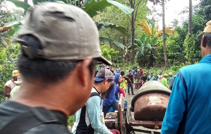 Gotong Royong Perbaiki Jalan Desa Perbatasan Pinrang-Enrekang, Warga Bulisu-Pudete Harap Pemda Bantu