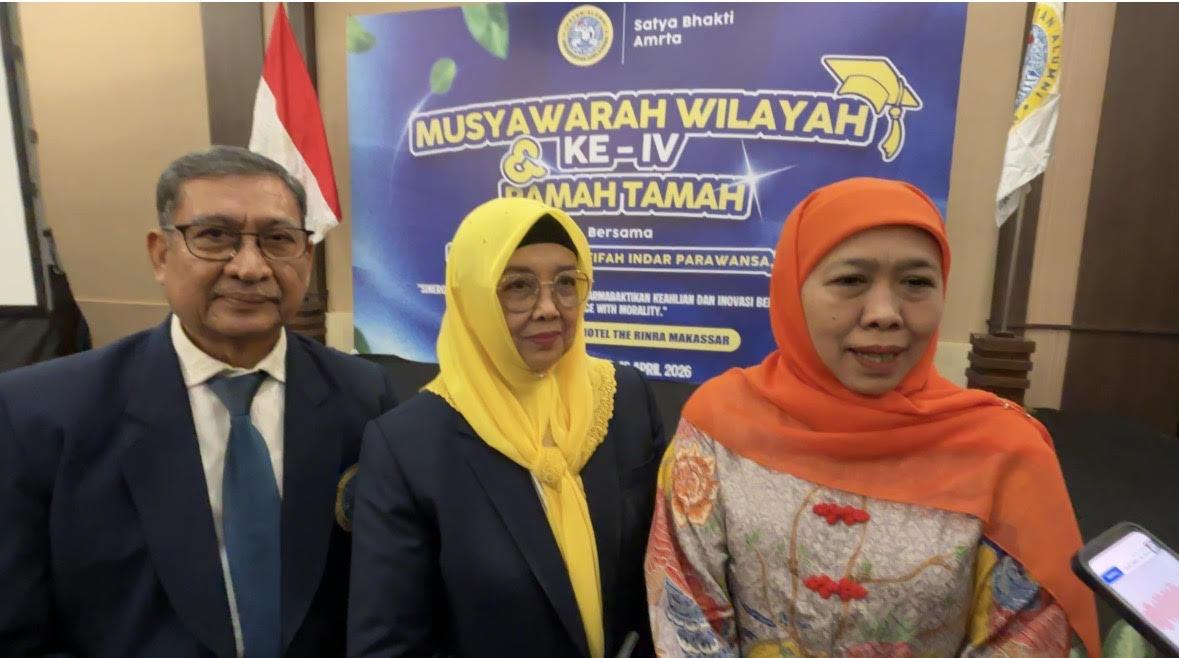 Gubernur-Jatim-Khofifah-Indar-Parawansa-bersama-Prof-Andi-Marhamah.jpg