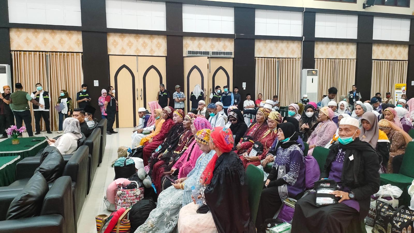 HAJI-2025-Sebanyak-391-jemaah-haji-Kloter-9-asal-Kabupaten-Bone-diterima-12222.jpg
