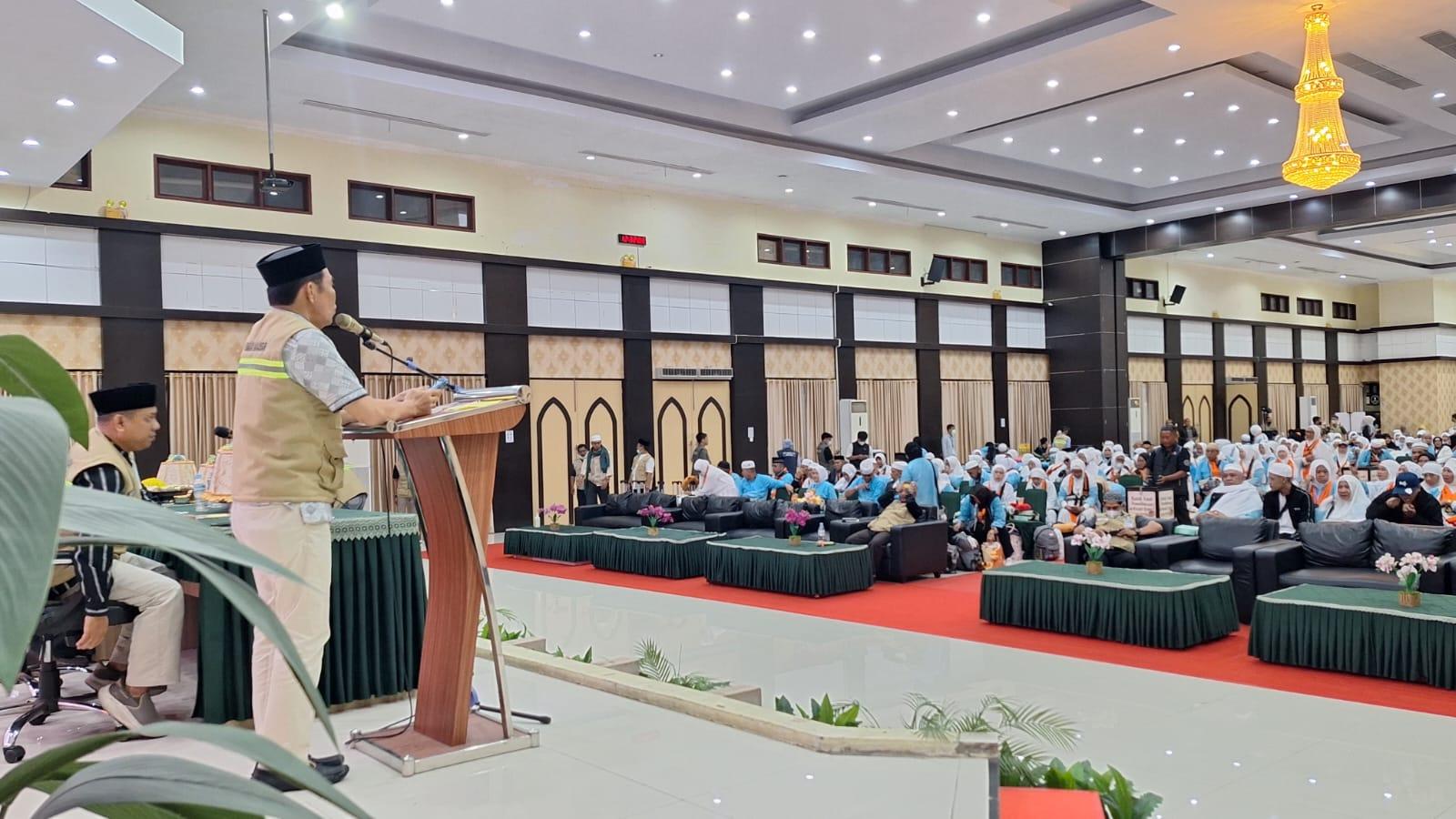 HAJI-2026-Suasana-penerimaan-kloter-8-Debarkasi-Makaassar.jpg
