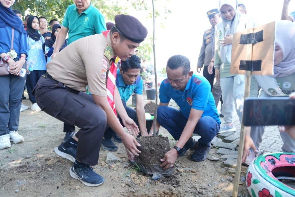 HARI-BUMI-Sekda-Sinjai-Andi-Jefrianto-Asapa-menanam-pohon-d.jpg