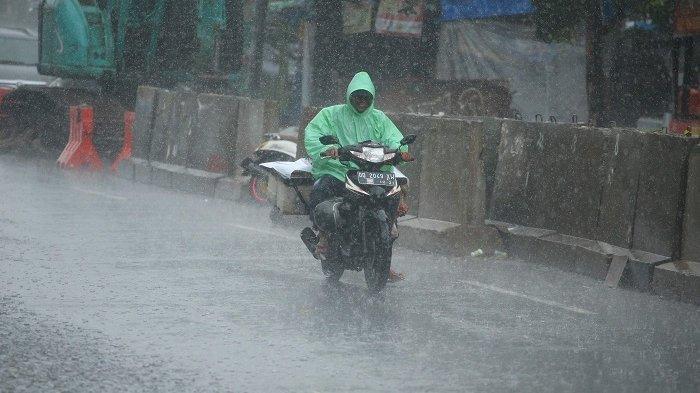 HUJAN-DERAS-Seorang-pengedara.jpg
