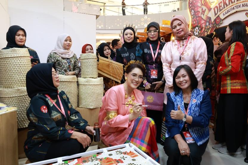 Sarung Tenun Kajang dan Bira Curi Perhatian di HUT Dekranas Makassar, Ini Keistimewaannya - Tribun-timur.com