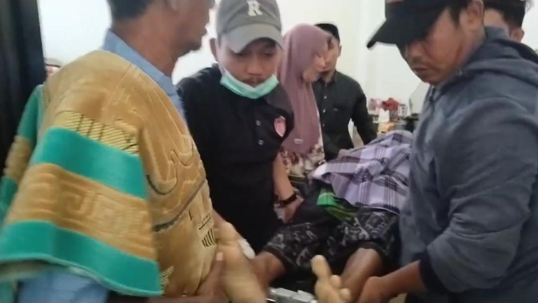 Imam Pergi dalam Sunyi Sebelum Azan Jumat Berkumandang di Pantai Marina