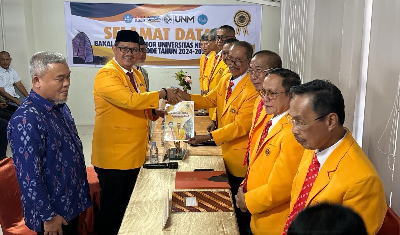 Hasnawi-Haris-saat-menyerahkan-berkas-ke-Prof-Hamsu-Gani-231231.jpg