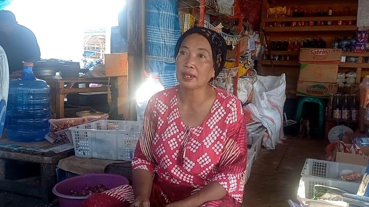 Hj-Hajrah-pedagang-Pasar-Sentral-Belopa-Kabupaten-Luwu1212.jpg