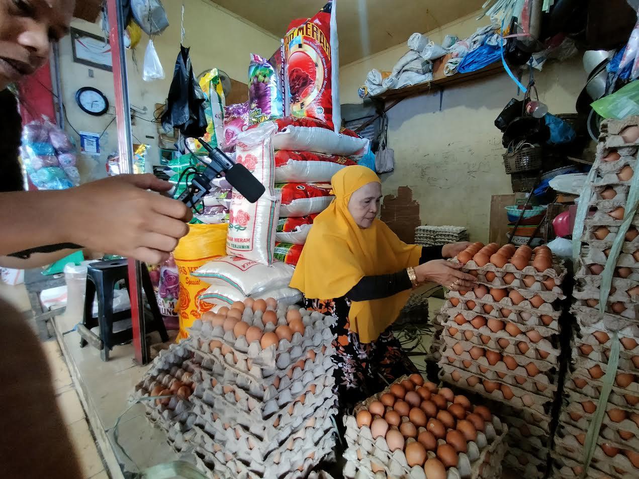 Hj-Intang-62-penjual-beras-dan-telur-di-Pasar-Tradisional-Pabaeng-baeng.jpg