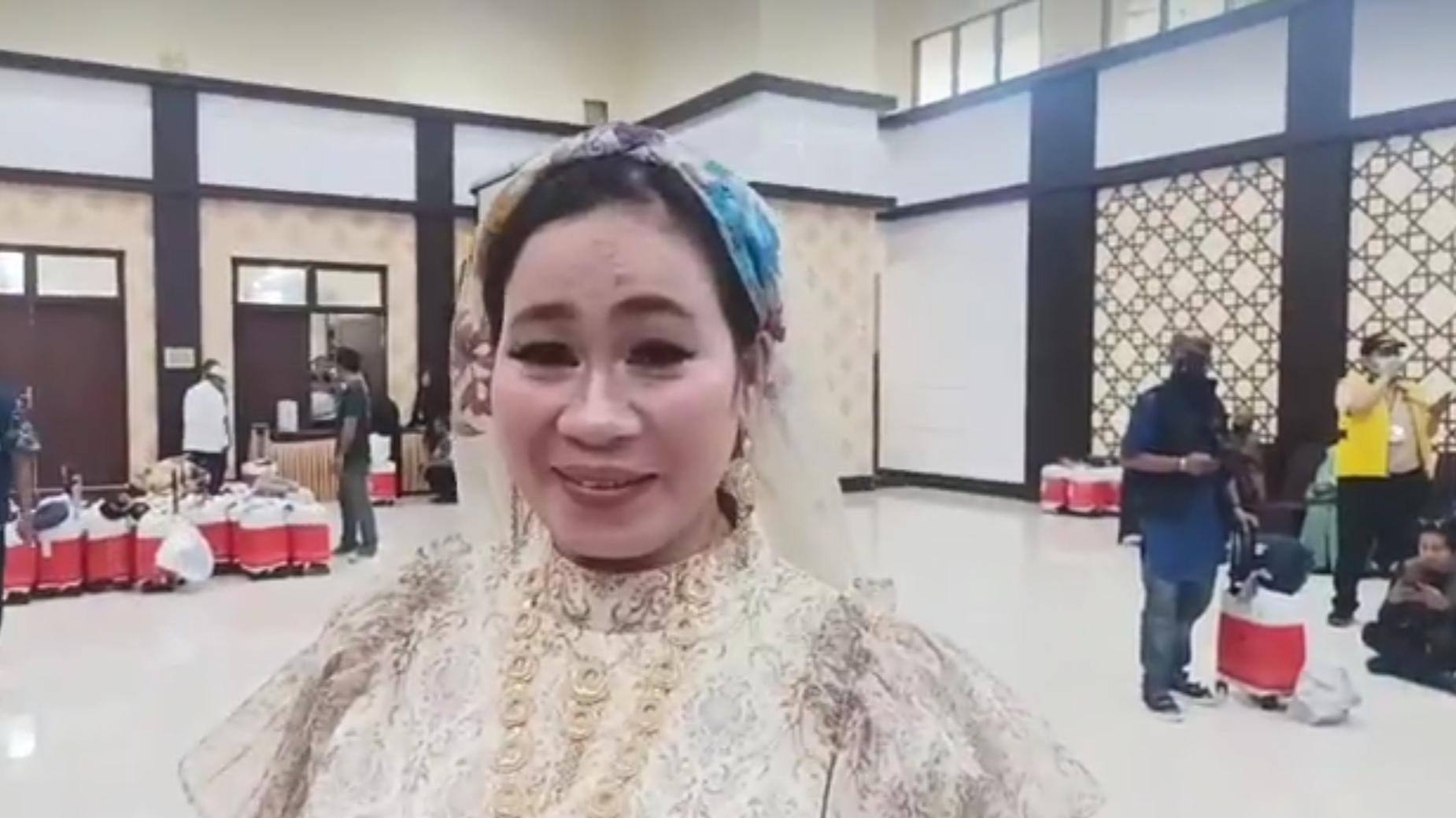 Hj-Marlina-Efendi-Umar-46-jamaah-perempuan-asal-Makassar-juga-tampil-nyetrik.jpg