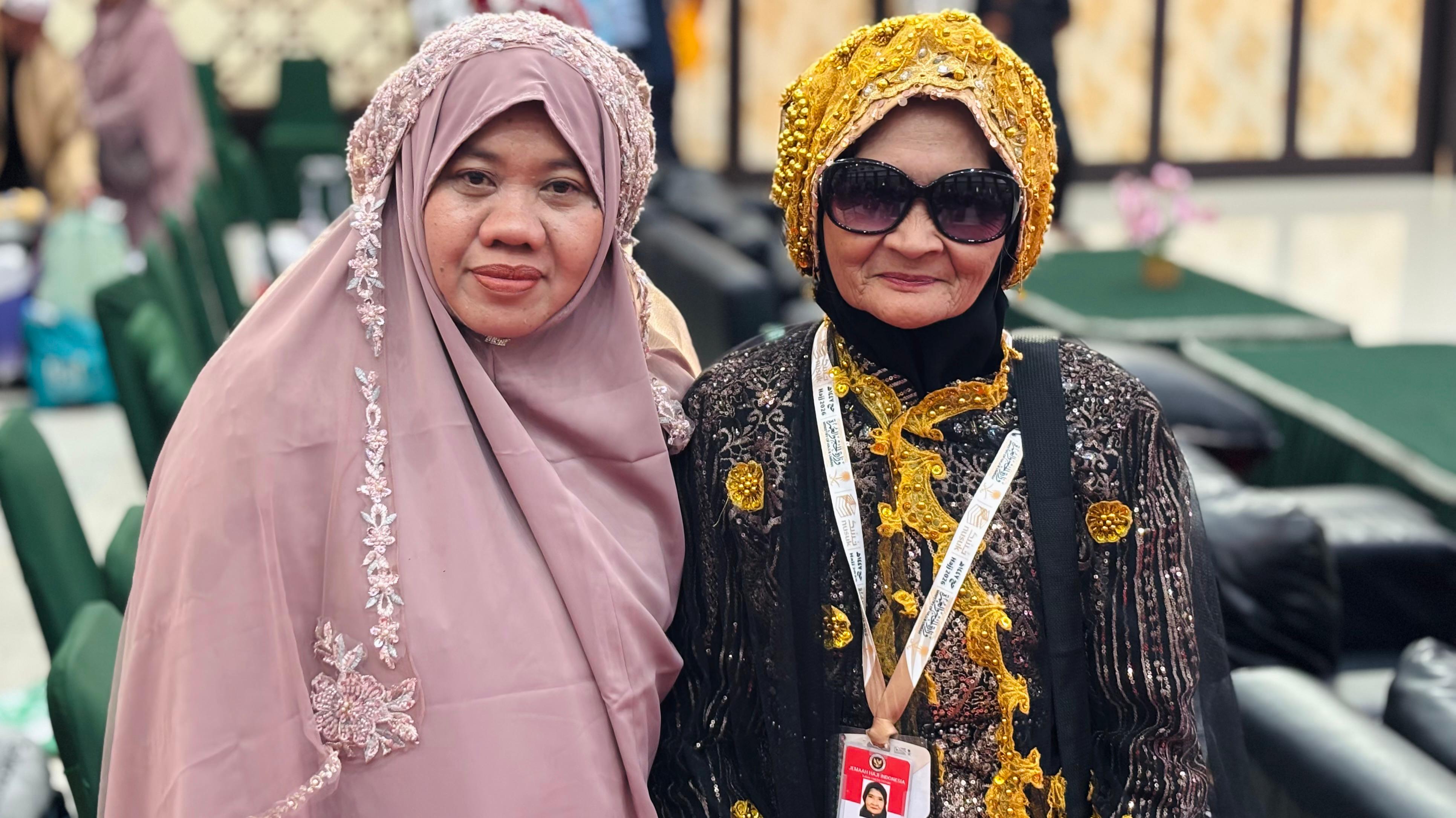Hj-Marwati-kiri-dan-Hj-Jumariah-kanan-di-Asrama-Haji-Sudiang_1262026_.jpg