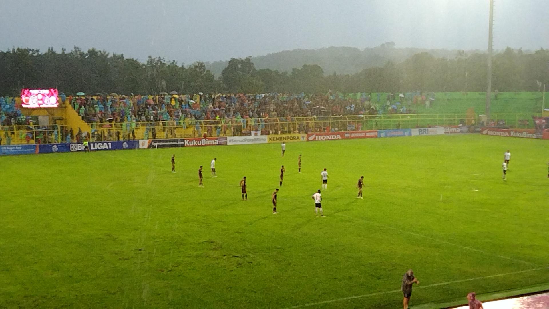 Hujan-kembali-mengguyur-di-babak-laga-PSM-vs-RANS-Nusantara-bb.jpg
