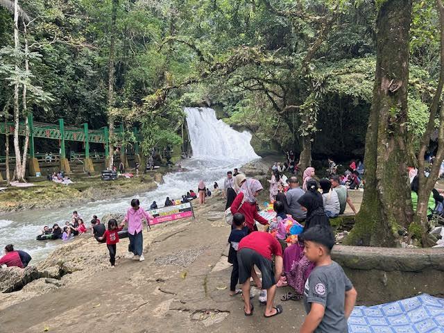 IDUL-ADHA-Wisata-Air-Terjun-Bantimurung-tetap-jadi-favorit.jpg