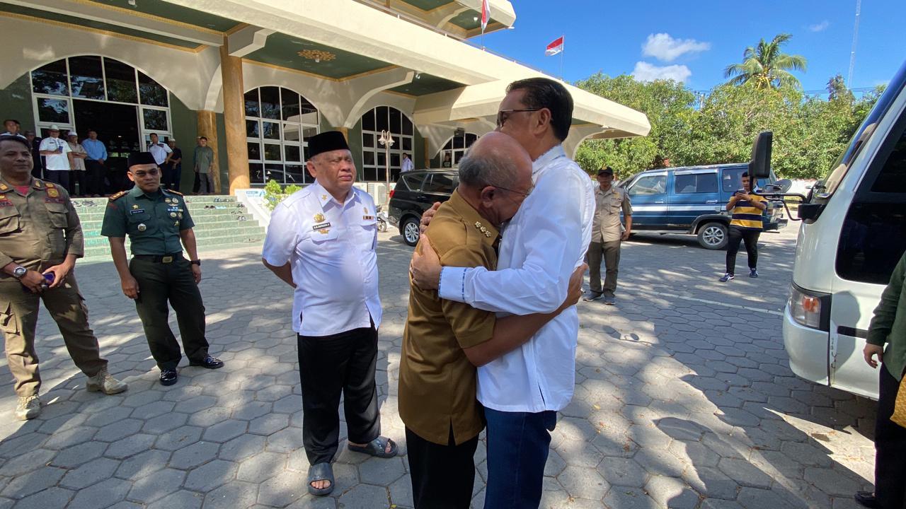 Setalah Andi Sudirman Sulaiman, Giliran Iksan Iskandar Menangis Dipelukan Nurdin Abdullah