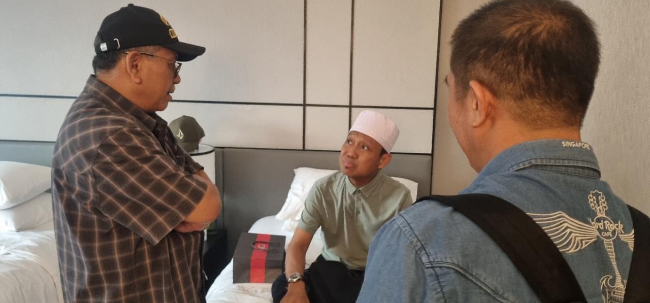 Ilham-Arief-Sirajuddin-dan-Deng-Ical-menjenguk-Ustaz-Dasad-Latif.jpg