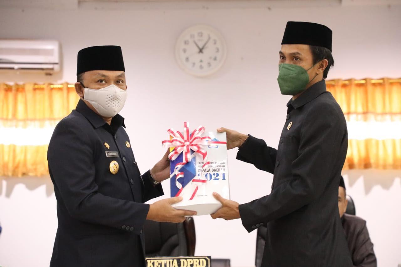 Ilham-Azikin-menyerahkan-Laporan-Keterangan-Pertanggungjawaban-LKPJ-Bupati-Bantaeng.jpg