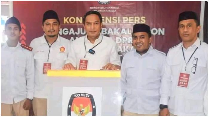 Indar-Jaya-di-tengah-bersama-pengurus-DPC-Gerindra-Takalar.jpg