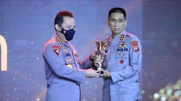Irjen-Akhmad-Wiyagus-kanan-menerima-Hoegeng-Award-2022.jpg