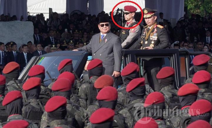 Irjen-Dadang-Hartanto-berdiri-di-belakang-Presiden-Prabowo-547675.jpg