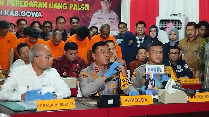 Irjen-Pol-Yudhiawan-Wibisono-saat-konferensi-pers-di-Mapolres-Gowa-Kamis.jpg