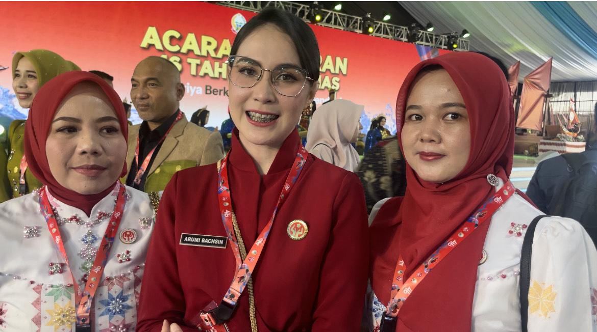 Arumi Bachsin Diserbu Ibu-Ibu Dekranas di Makassar, Berkali-kali Layani Permintaan Foto - Tribun-timur.com