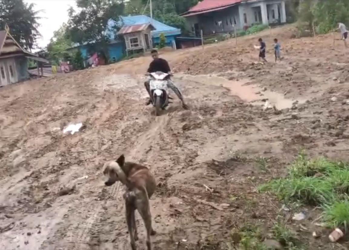 Warga Era Baru Sinjai Resah Jalan Berlumpur Akibat Aktivitas Alat Berat