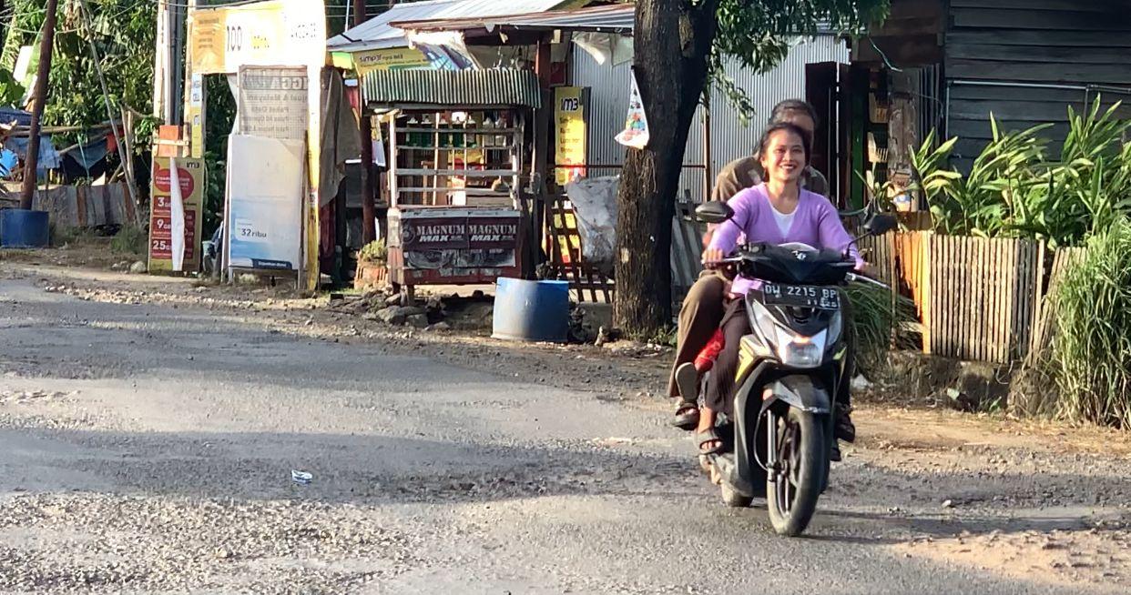 VIDEO: Poros Wajo-Luwu Rusak Parah di Pajalele, Berlubang Hingga Bergelombang