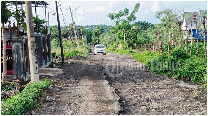 JALAN-RUSAK-Suasana-jalan-rusak-di-Lingkungan-Conre-Kelurahan.jpg