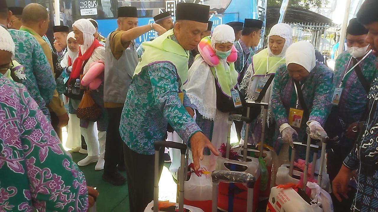 JCH-Kloter-22-saat-tiba-di-Asrama-Haji-Sudiang-000.jpg