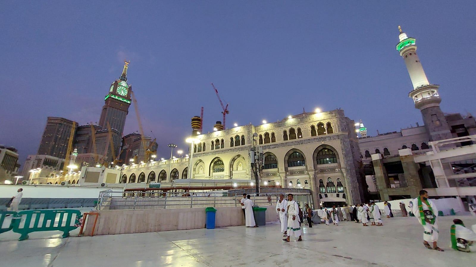 JCH-Kloter-7-berjalan-meninggalkan-Masjidil-Haram-usai-salat-subuh.jpg