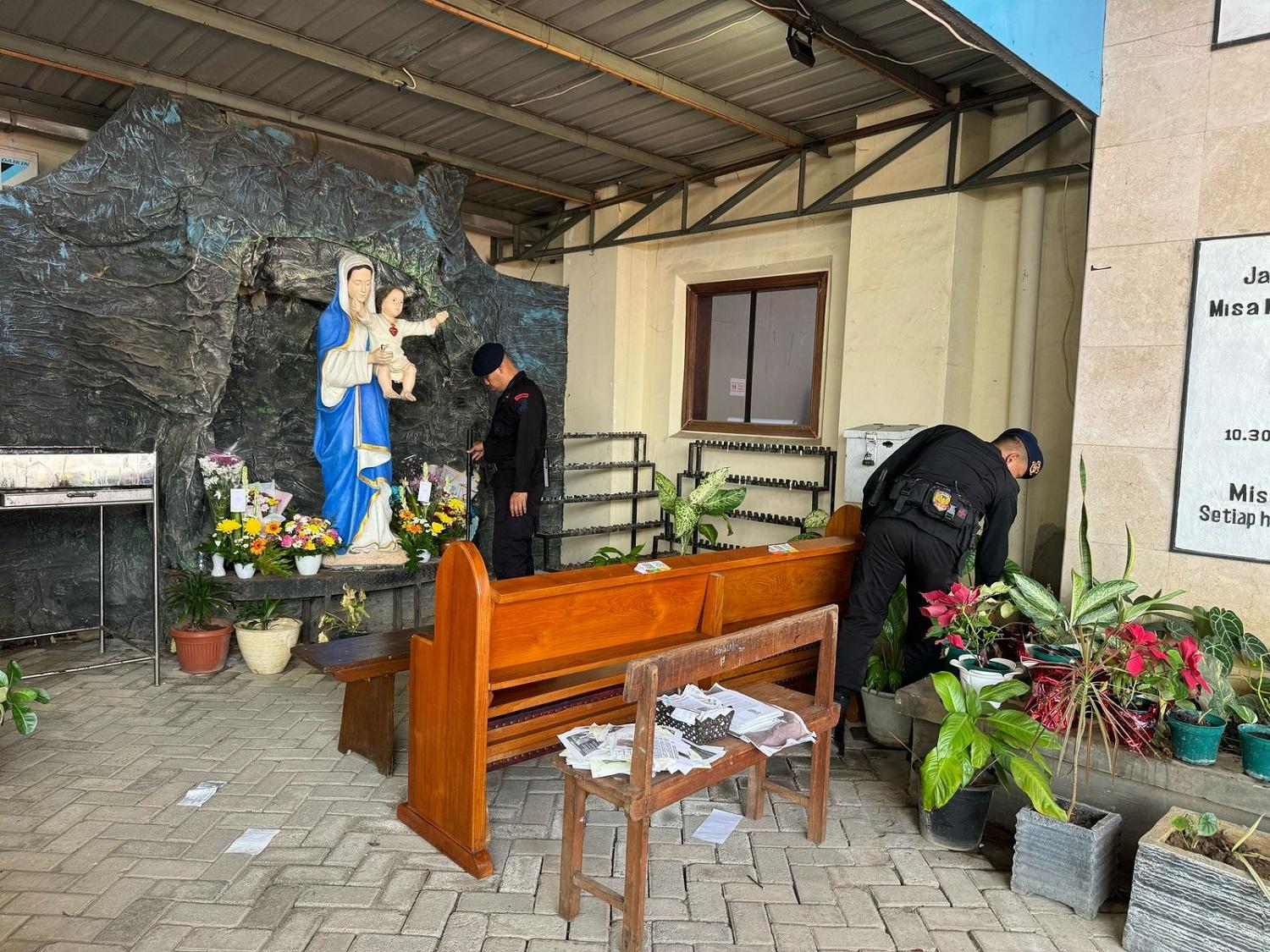 VIDEO: Gegana Brimob Polda Sulsel Sterilisasi Gereja Katedral Makassar