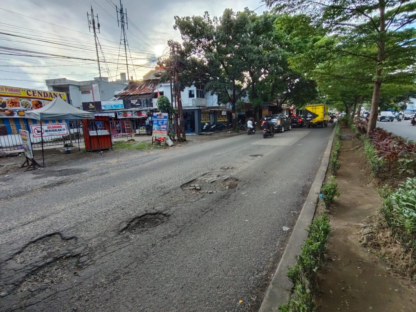 Jalan-rusak-hertasning-aroepala.jpg