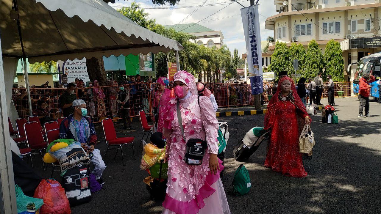 Jamaah-Haji-Kloter-15-Saat-tiba-di-Asrama-Haji-Sudiang-Rabu-1082022.jpg
