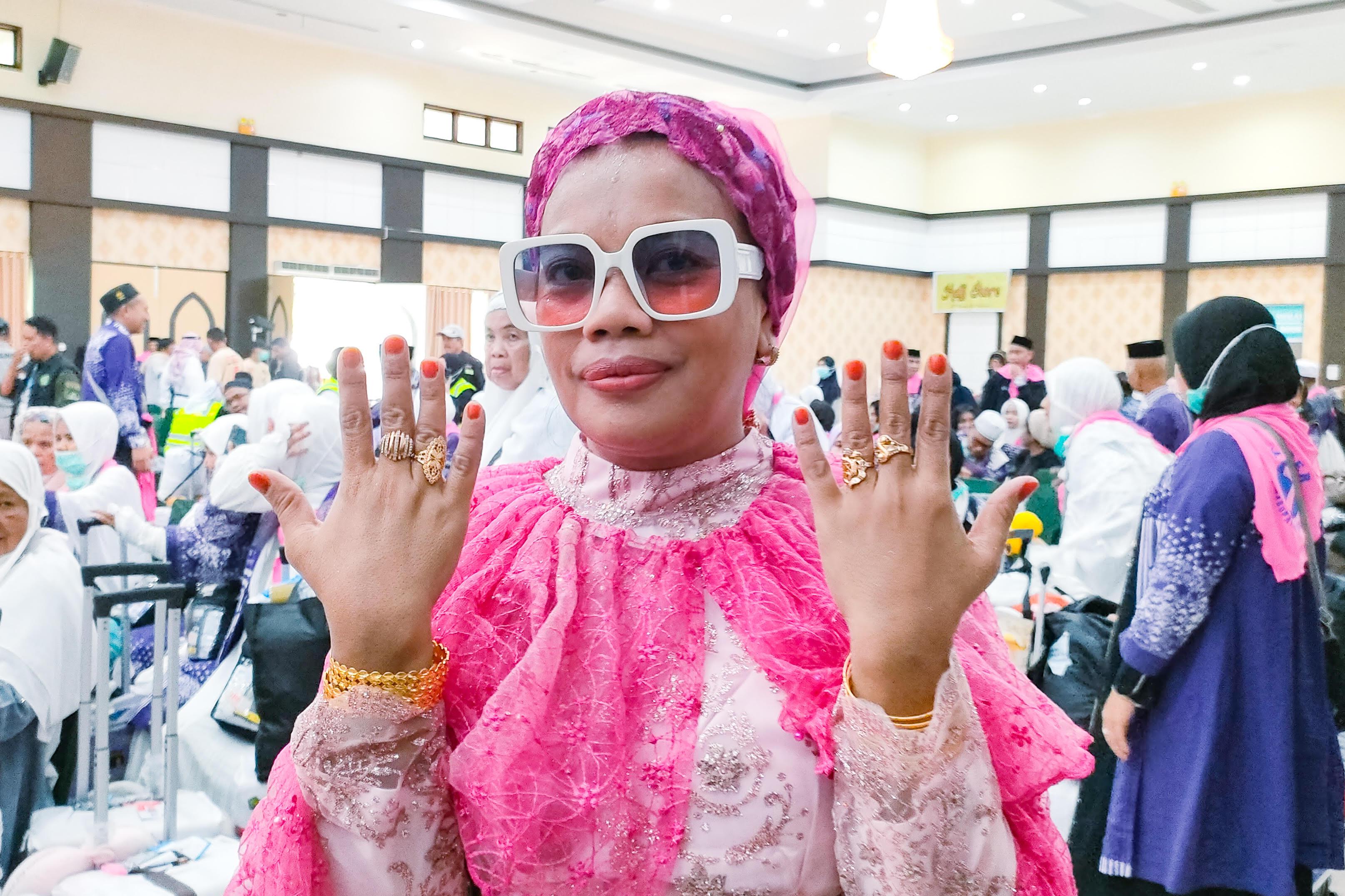 Jamaah-Haji-Kloter-tujuh-Kabupaten-Sidrap-Hj-Dewi-Raupe-saat-ditemui-di-Aula-Arafah-Asrama.jpg