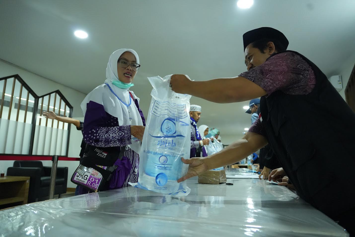 Jamaah-Haji-menerima-5-liter-air-zam-zam-saat-tiba-di-Asrama-Haji-masing-masing-debarkasi.jpg