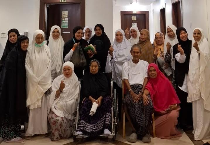 Jemaah-Haji-asal-Kabupaten-Wajo-saat-dikunjungi-Tenaga-Kesehatan-Haji-TKH-kloter-22-uu.jpg