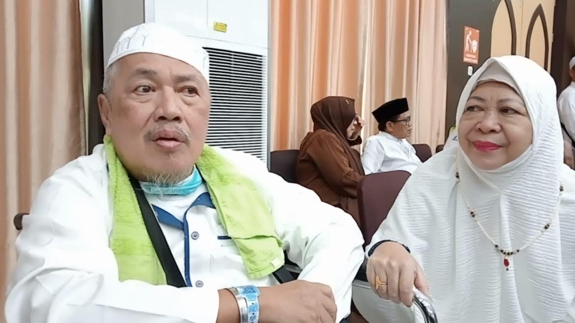 Suka Duka Jemaah Haji Pasutri asal Makassar, Tawaf Bersama Meski Terpaksa Suami Duduk di Kursi Roda