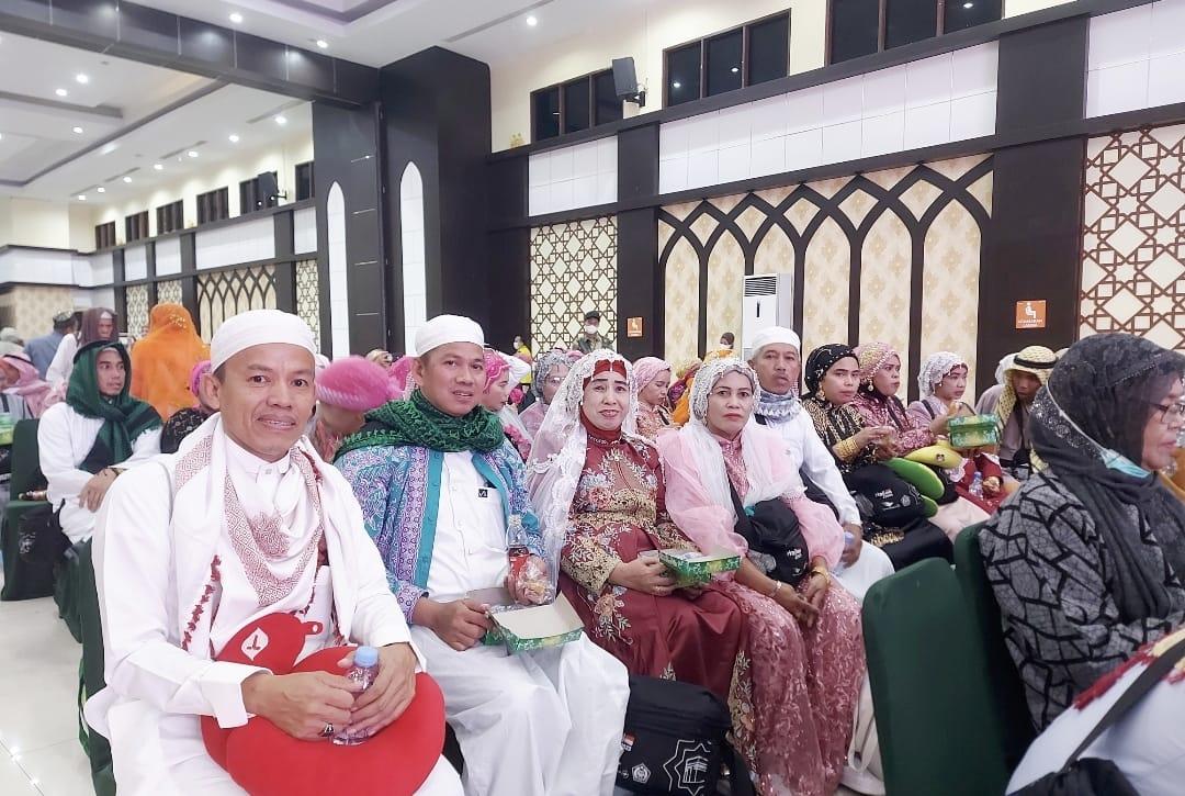 Jemaah-haji-kloter-22-Debarkasi-Makassar-tiba-di-Asrama-Haji-Suding-Jumat-2172023.jpg
