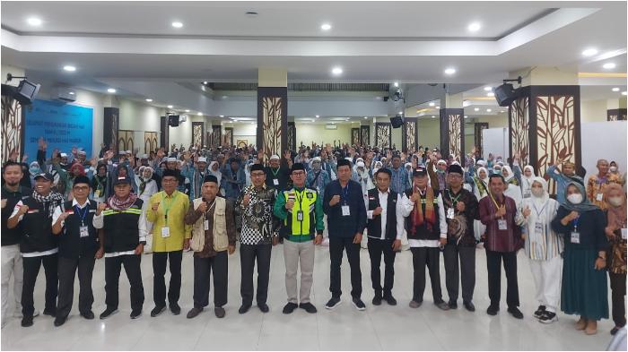 Jemaah-haji-kloter-37-ini-diterima-secara-resmi-oleh-Pemerintah-Daerah-Provinsi-Sulbar.jpg
