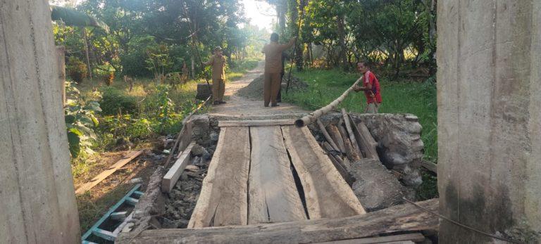 Jembatan-gantung-penghubung-antara-Desa-Kamanre-dengan-Desa-Salu-Paremang-rusak.jpg