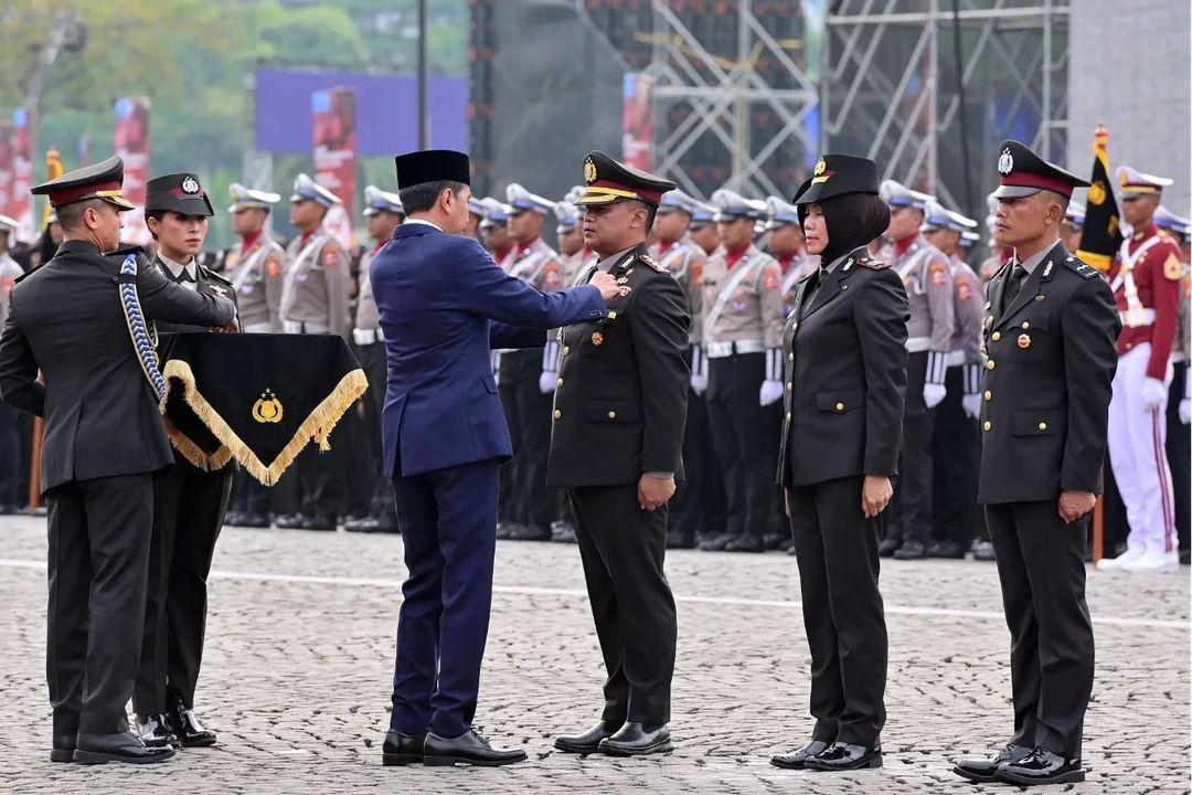 Jokowi-menganugerahkan-Tanda-Kehormatan-Bintang-Bhayangkara-Nararya-kepada-Kombes-Ded-233454.jpg