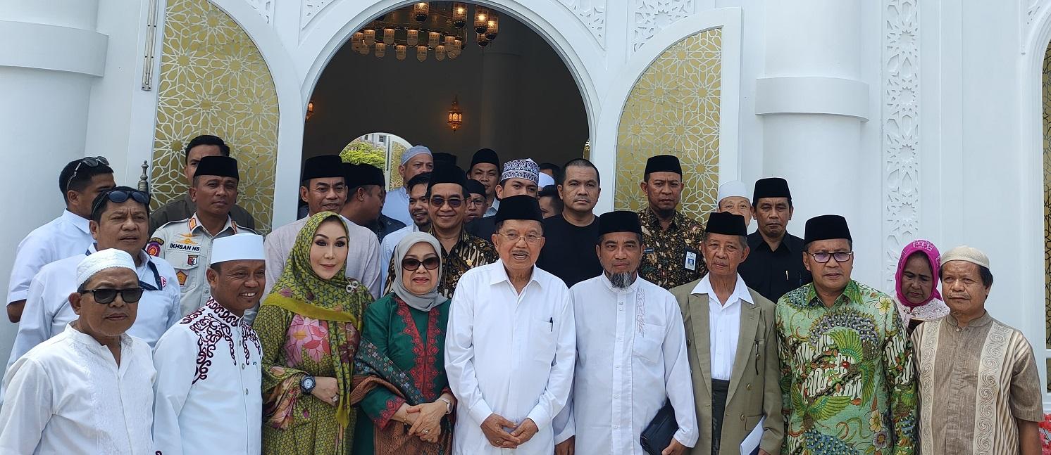 Jusuf-Kalla-tengah-saat-berfoto-didepan-Masjid-Hj-23112.jpg