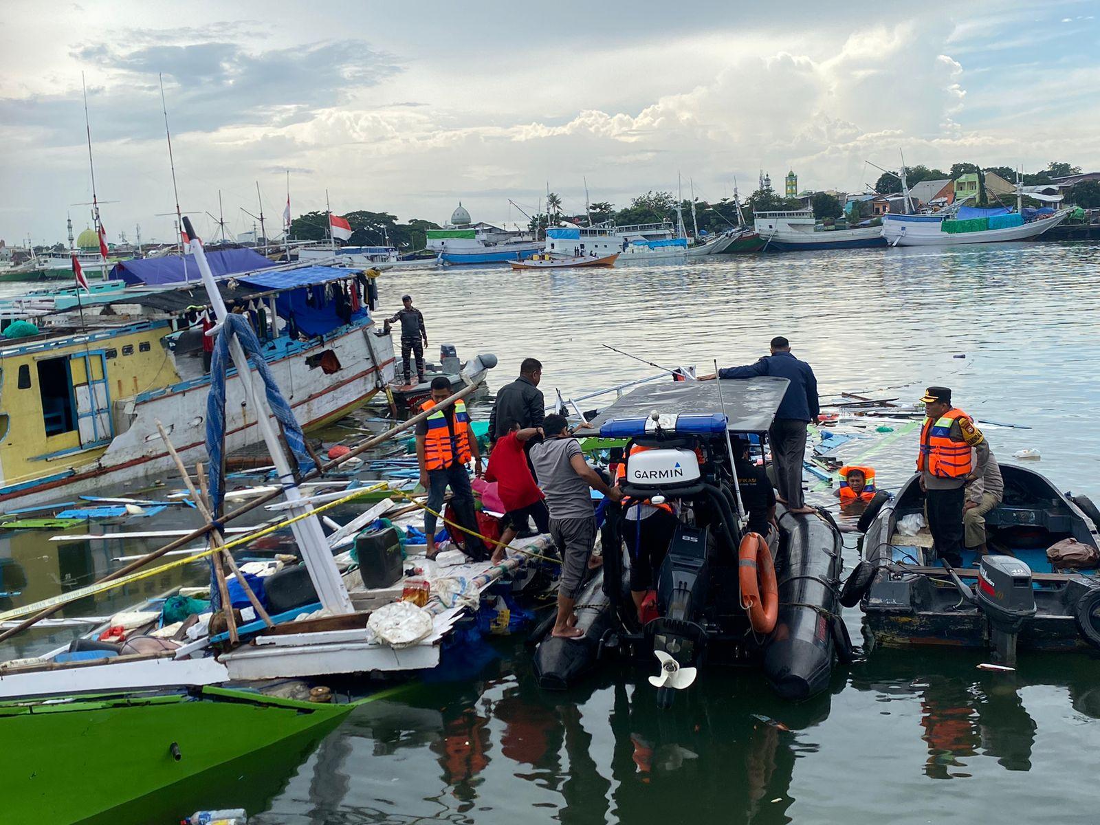 Kapal Nelayan Meledak di Pelabuhan Paotere Makassar, 10 Orang Dilarikan ke Rumah Sakit