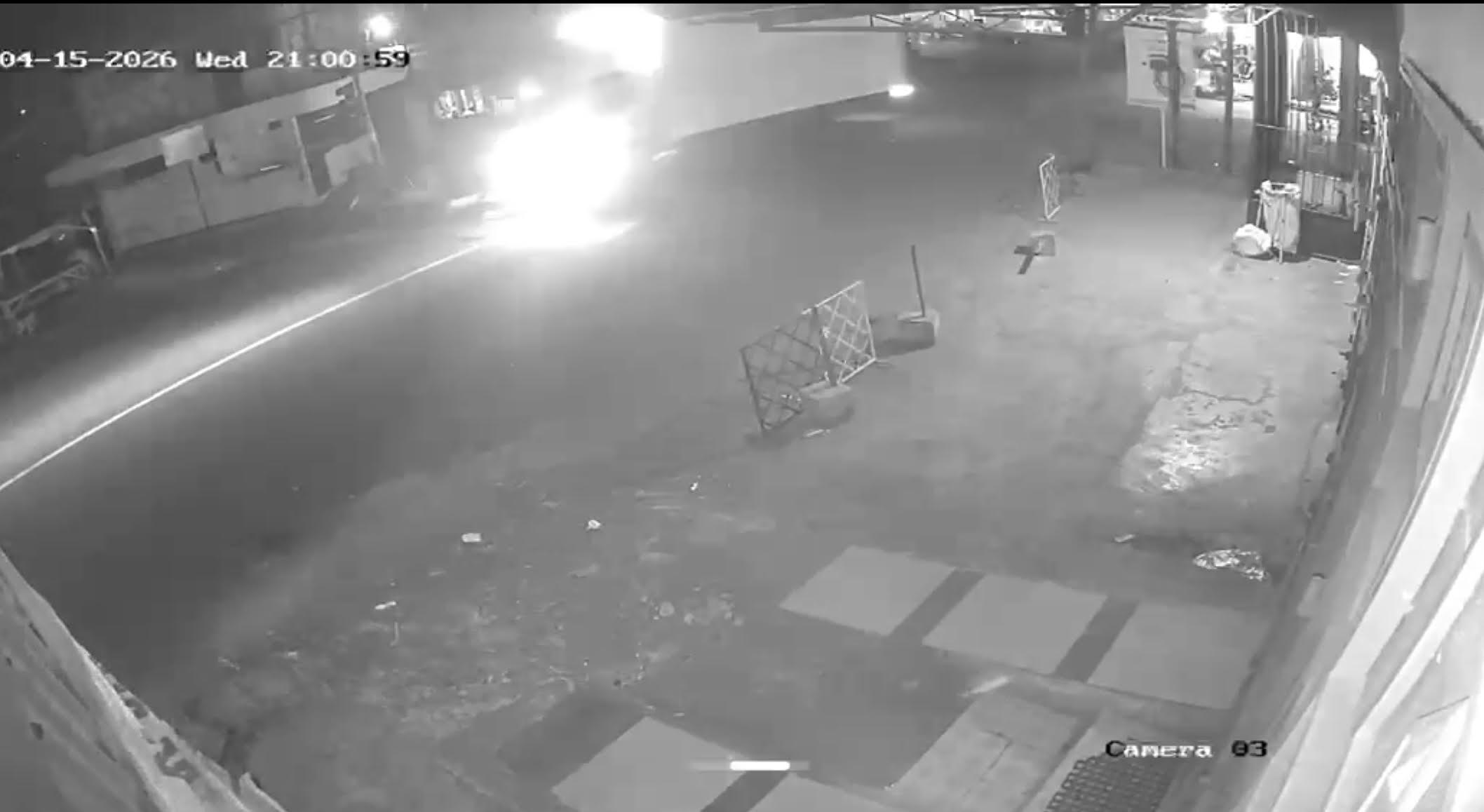 KECELAKAAN-MAUT-Tangkapan-rekaman-CCTV-rumah-warga-saat-truk-box.jpg