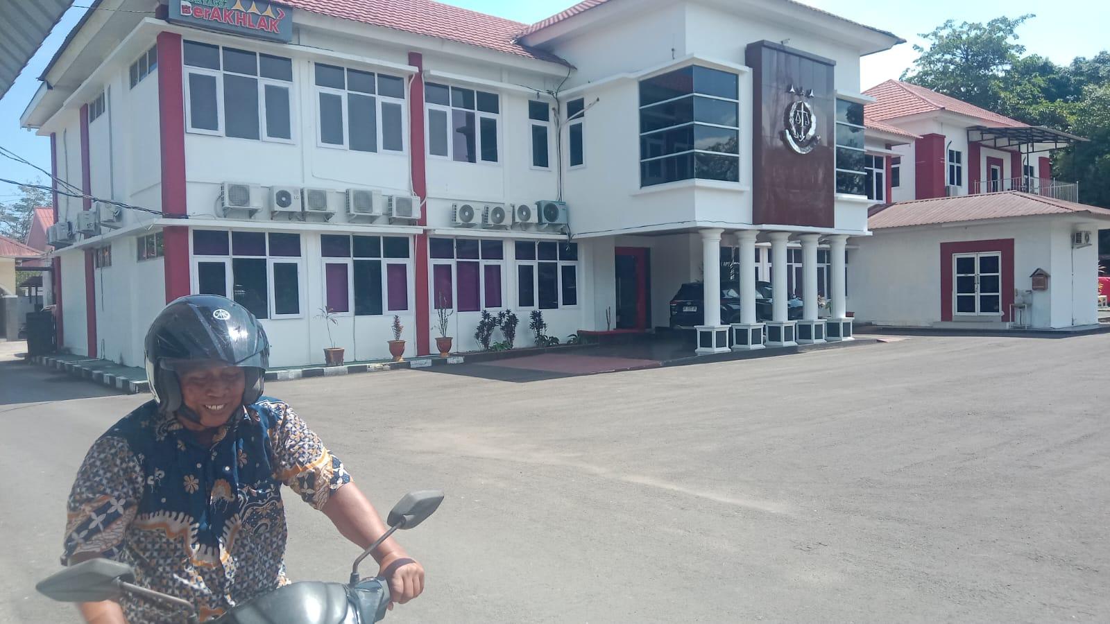 Kantor Kejari Barru Sepi, Pengamanan Tetap Dijaga Dua Petugas - Tribun-timur.com